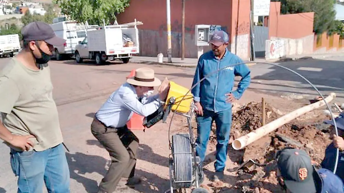 Rerparación de tubería de agua potable en la capital de Zacatecas